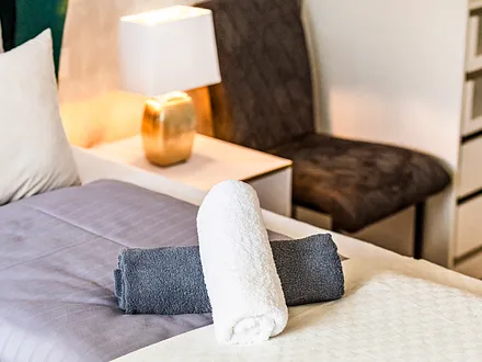 Schlafzimmer mit Doppelbett