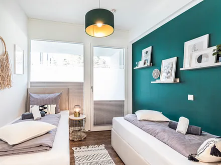 Schlafzimmer mit zwei Einzelbetten