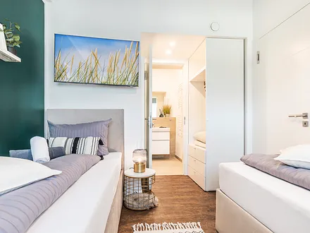 Schlafzimmer mit zwei Einzelbetten