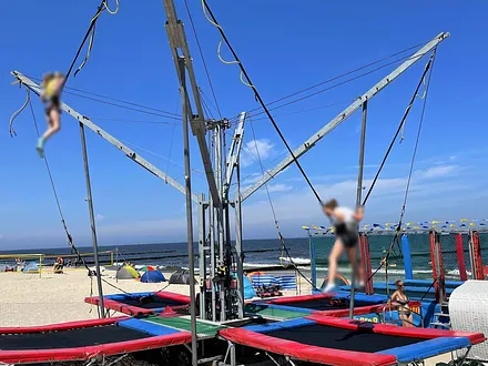Trampolinspringen am Strand