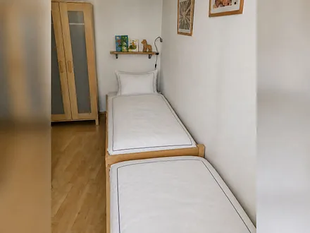 Kinderzimmer mit zwei Einzelbetten