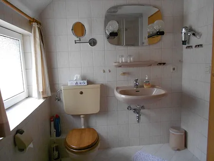 Badezimmer mit Dusche und WC