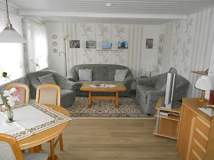 Wohnzimmer mit Esstisch, Flachbildschirm, Wlan