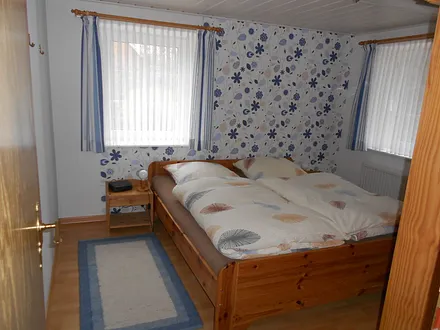 eins von zwei Schlafzimmern, 1x Doppelbetten, 1 x zwei Einzelbetten