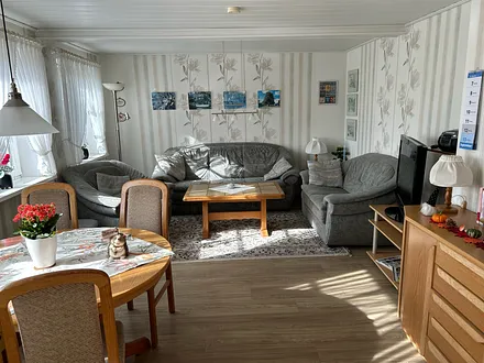 Wohnzimmer mit Esstisch, Flachbildschirm, Wlan