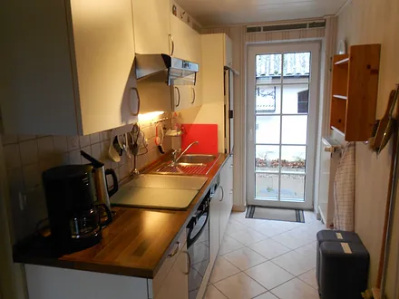 Küchenzeile  mit Elektroherd und Geschirrspieler,mit Tür zur Terrasse