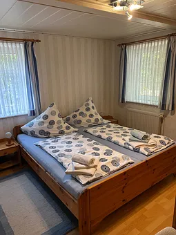 ein Schlafzimmer mit Doppelbett, Rolladen
