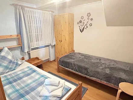 zweites Schlafzimmer mit zwei Einzelbetten, Rolladen