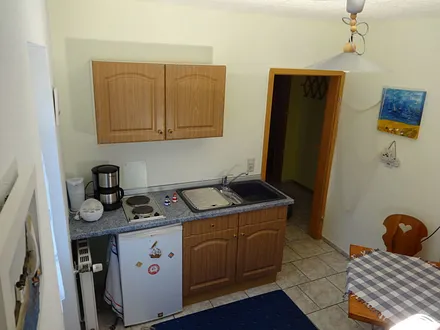 ...Spüle, Kühlschrank, 2 Kochplatten, Kaffeemaschine, Wasserkocher, Eierkocher