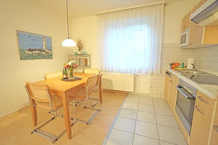 Esstisch und Küchenzeile im Wohnzimmer