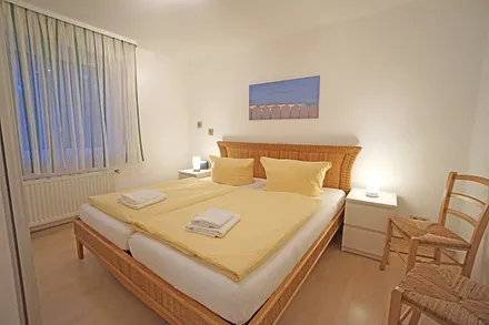 Schlafzimmer mit Doppelbett (180x200cm)