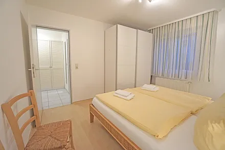 Schlafzimmer mit Doppelbett (180x200cm)