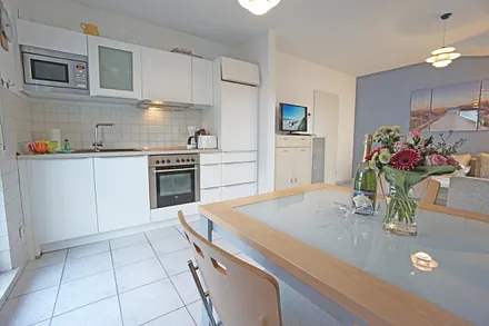 vollausgestattete Küchenzeile mit Esstisch