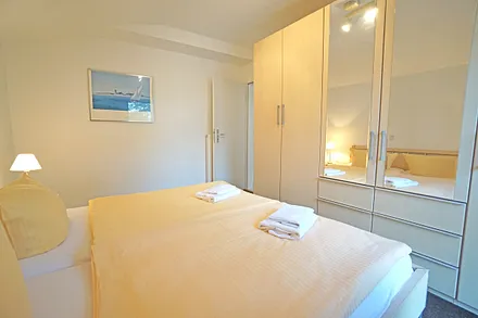 Schlafzimmer mit Doppelbett