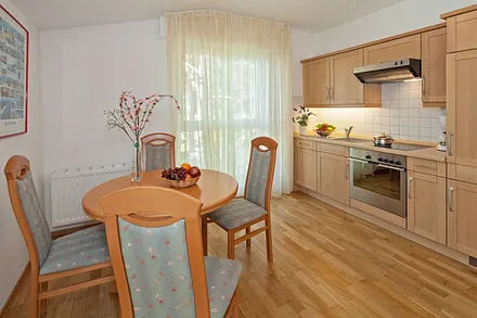 Küchenzeile mit Esstisch