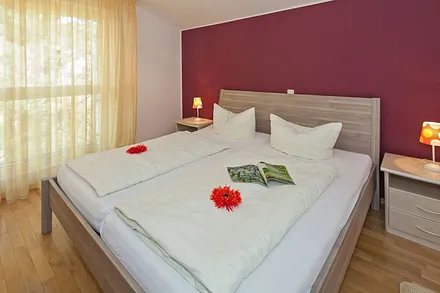 Schlafzimmer mit Doppelbett