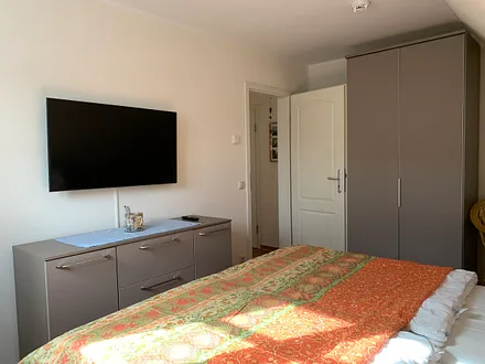 Ein Kinderreisebett passt rechts neben den Schrank unter die Schräge