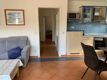 Blick Richtung Schlafzimmer, rechts das Bad, links die Wohnungstür