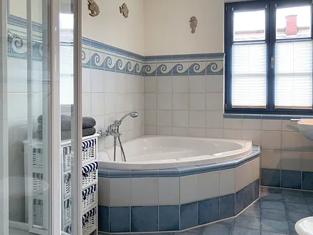 Das Bad in maritimem Design mit großer Eckbadewanne
