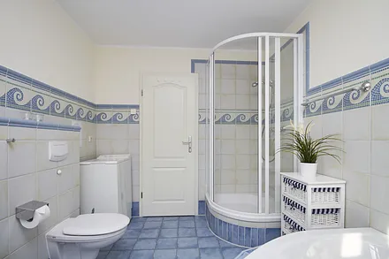 Zusätzlich zur Badewanne gibt es auch eine Dusche. Die Nutzung der Waschmaschien ist inclusive.