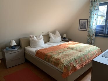 Das Schlafzimmer mit hochwertigem Ruf-Bett