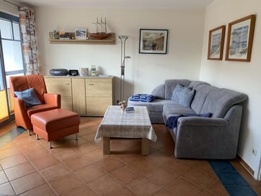 Das helle Wohnzimmer mit hochwertiger Möblierung