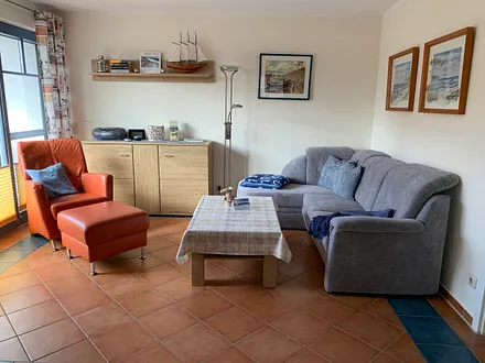 Das helle Wohnzimmer mit hochwertiger Möblierung