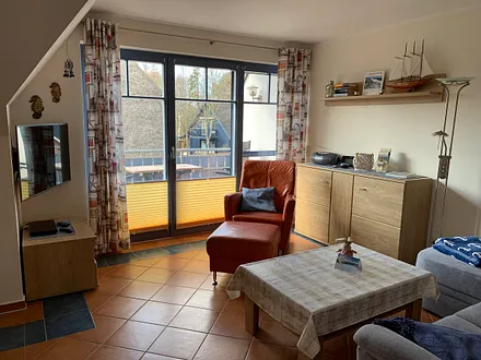 Links der LED-Smart-TV mit SAT Anschluss und ein DVD Player