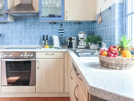 ...Backofen, Ceranfeld und Nespresso-Maschine.