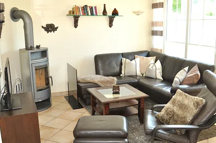 Wohnbereich mit gemütlicher Ledergarnitur