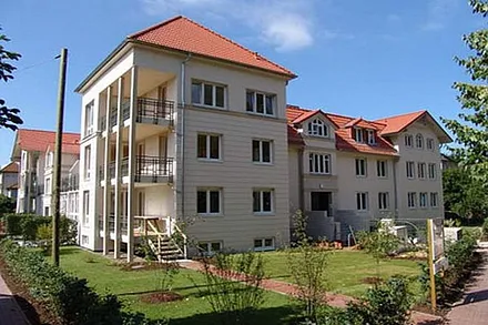 Frontseite, Lindenweg- Ecke Friedensstr., nach Fertigstellung 2006, Hecke jetzt deutlich höher, rechts hinten beginnt dann gleich der Rhododendronpark