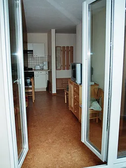 Blick vom Balkon zur offenen Küche (Fernseher alt)