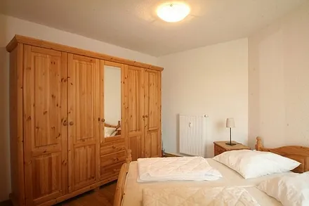 Schlafzimmer mit großem Schrank und Bett