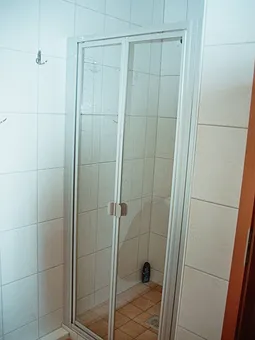  fast ebenerdige große Dusche