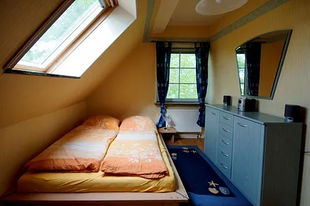 Schlafzimmer links