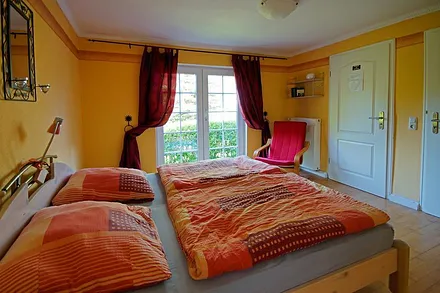 Schlafzimmer mit Doppelbett