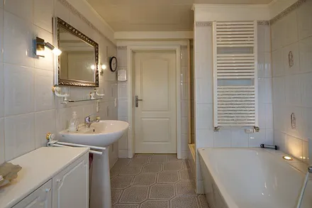 Badezimmer mit Dusche und Badewanne