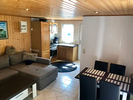 Wohnzimmer mit offener Küche