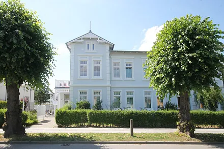 Straßenseite der Wohnanlage (Wohnung liegt im hinteren, sehr ruhigen Bereich)