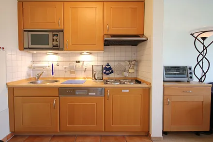 Küchenzeile mit 4-Platten-Herd, Spülmaschine, Mikrowelle, Mini-Backofen usw.