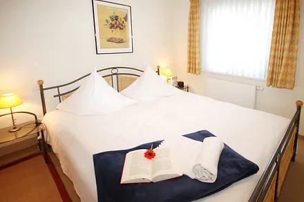 Schlafzimmer mit Doppelbett