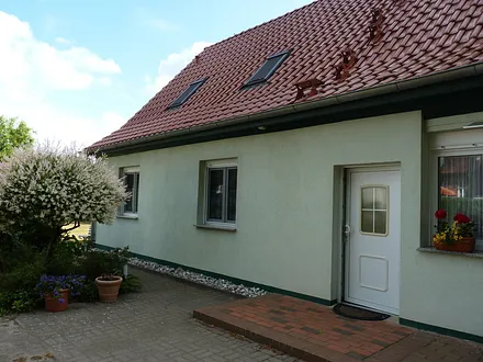 Eingang für die Wohnung im Erdgeschoss und das Apartment  im Dachgeschoss