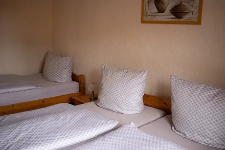 Schlafzimmer mit Doppel-und Einzelbett,einem Kleiderschrank und ein (wenn gewünscht ) Kinderreisebett passt auch rein.