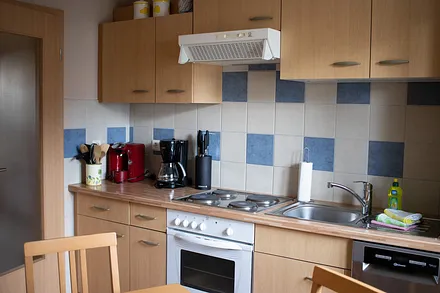 In der Küche ist Platz für die Eßecke mit großem Tisch.