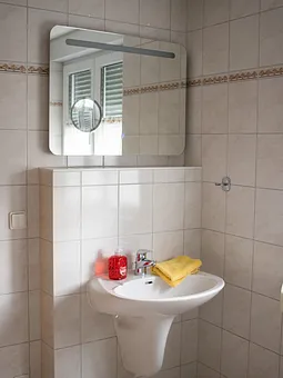 Das Bad ist geräumig mit Fenster,Fußbodenheizung und Handtuchtrockner für kühle und feuchte Tage.