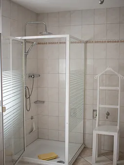 Ein überdachter Trockenplatz für feuchte Sachen ist auf dem Grundstück vorhanden.