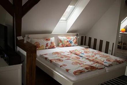 Doppelbett im offenen Wohnbereich