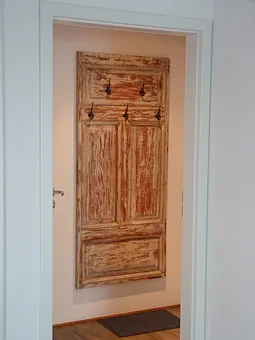 Die alte Innentür macht sich noch gut als Garderobe.