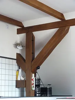 Altes Gebälk und alte Schalter.