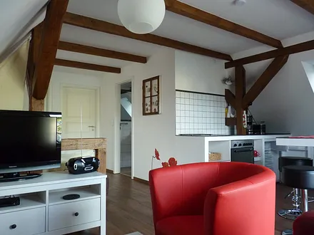 Die etwas anders gestaltete Küche mit Geschirrspüler und kleiner Tassimo. 